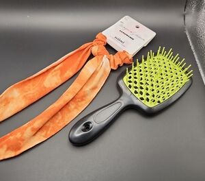 Scunci Scrunchie With Detangling Brush